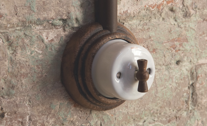 Interruptor Fontini Garbí con peana de madera
