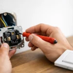 Cómo cambiar un mecanismo de interruptor empotrado